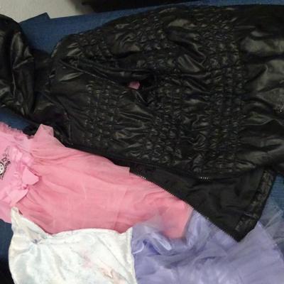 LOT 122. KIDS CLOTHING