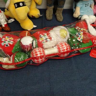 LOT 124. PLUSH TOYS AND DOG TOYS STOCKING