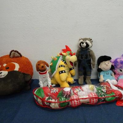 LOT 124. PLUSH TOYS AND DOG TOYS STOCKING