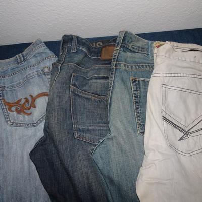 LOT 125. MENS JEANS