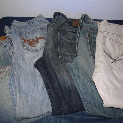 LOT 125. MENS JEANS