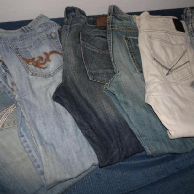 LOT 125. MENS JEANS