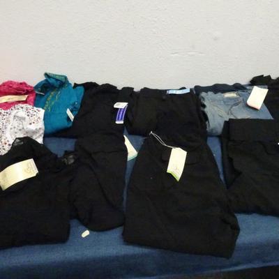 LOT 126. MATERNITY CLOTHING