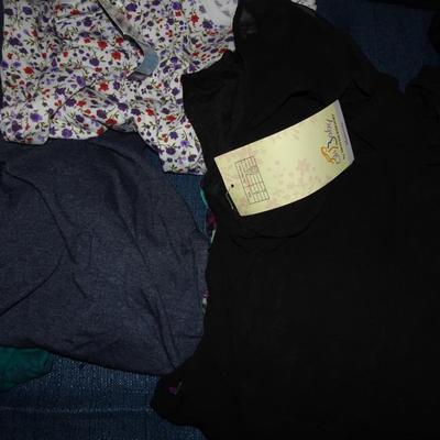 LOT 126. MATERNITY CLOTHING
