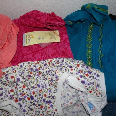 LOT 126. MATERNITY CLOTHING