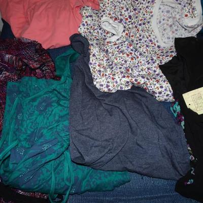 LOT 126. MATERNITY CLOTHING