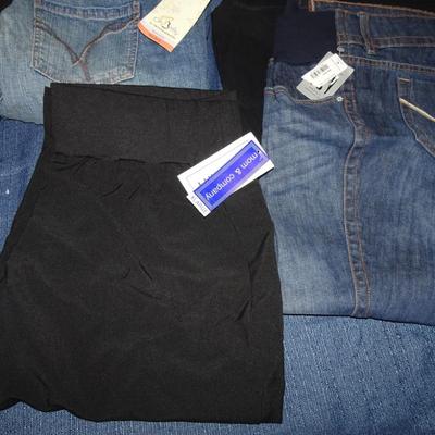 LOT 126. MATERNITY CLOTHING