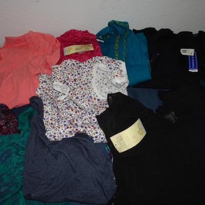 LOT 126. MATERNITY CLOTHING