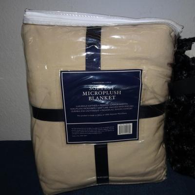 LOT 129  ONE BLANKET, ONE THROW