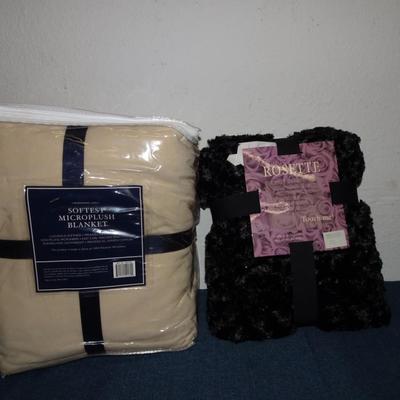 LOT 129  ONE BLANKET, ONE THROW