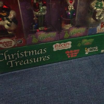 LOT 131 CHRISTMAS ORNAMENTS SET OF 8