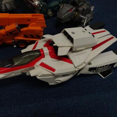 LOT 139. TRANSFORMERS AND TRANSFORMER TYPE TOYS