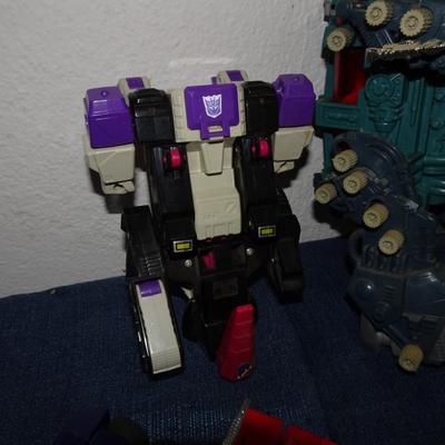 LOT 139. TRANSFORMERS AND TRANSFORMER TYPE TOYS