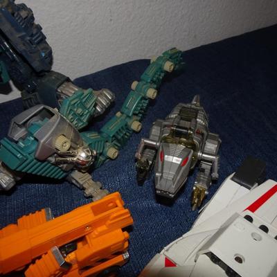 LOT 139. TRANSFORMERS AND TRANSFORMER TYPE TOYS