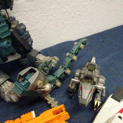 LOT 139. TRANSFORMERS AND TRANSFORMER TYPE TOYS