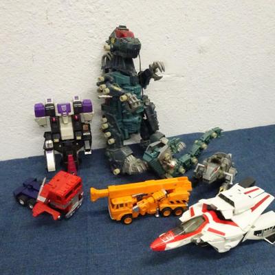 LOT 139. TRANSFORMERS AND TRANSFORMER TYPE TOYS