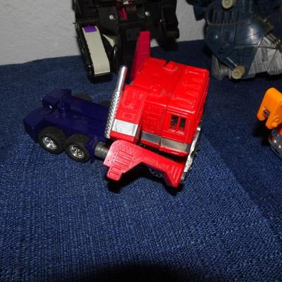 LOT 139. TRANSFORMERS AND TRANSFORMER TYPE TOYS