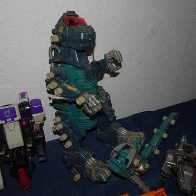 LOT 139. TRANSFORMERS AND TRANSFORMER TYPE TOYS