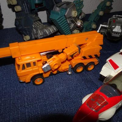LOT 139. TRANSFORMERS AND TRANSFORMER TYPE TOYS
