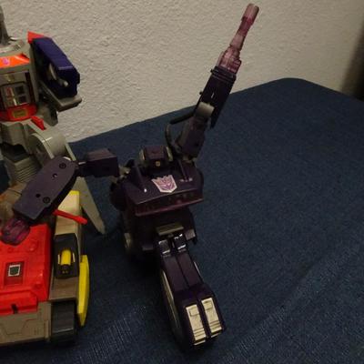 LOT 140. TRANSFORMERS AND TRANSFORMER TYPE TOYS