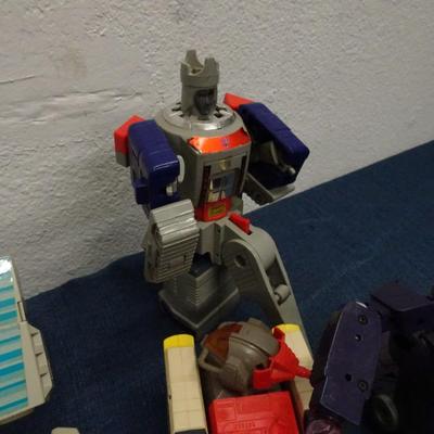 LOT 140. TRANSFORMERS AND TRANSFORMER TYPE TOYS