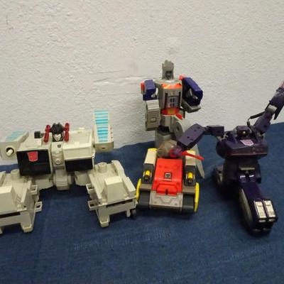 LOT 140. TRANSFORMERS AND TRANSFORMER TYPE TOYS