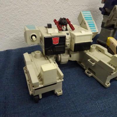 LOT 140. TRANSFORMERS AND TRANSFORMER TYPE TOYS