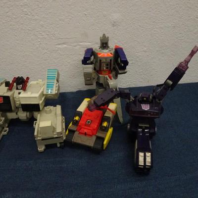 LOT 140. TRANSFORMERS AND TRANSFORMER TYPE TOYS