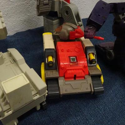 LOT 140. TRANSFORMERS AND TRANSFORMER TYPE TOYS