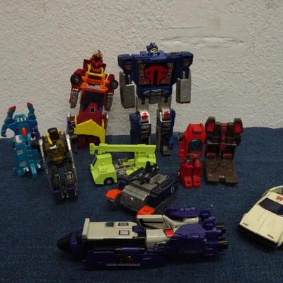 LOT 141 TRANSFORMERS AND TRANSFORMER TYPE TOYS