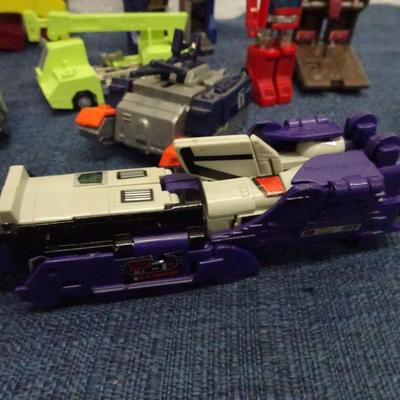LOT 141 TRANSFORMERS AND TRANSFORMER TYPE TOYS