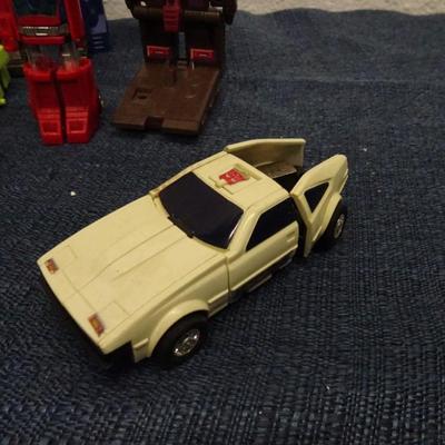 LOT 141 TRANSFORMERS AND TRANSFORMER TYPE TOYS