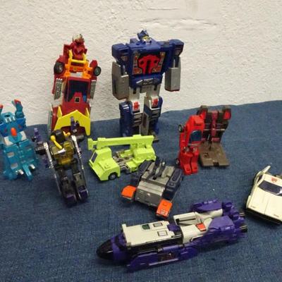 LOT 141 TRANSFORMERS AND TRANSFORMER TYPE TOYS