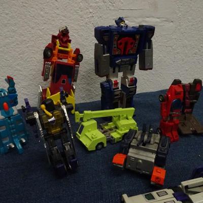 LOT 141 TRANSFORMERS AND TRANSFORMER TYPE TOYS
