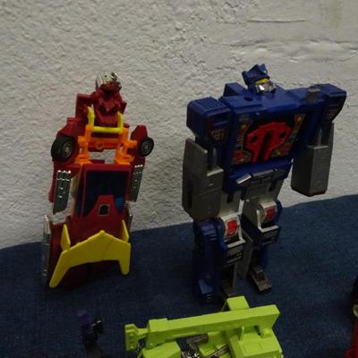 LOT 141 TRANSFORMERS AND TRANSFORMER TYPE TOYS