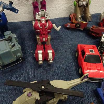 LOT 142. TRANSFORMERS AND TRANSFORMER TYPE TOYS