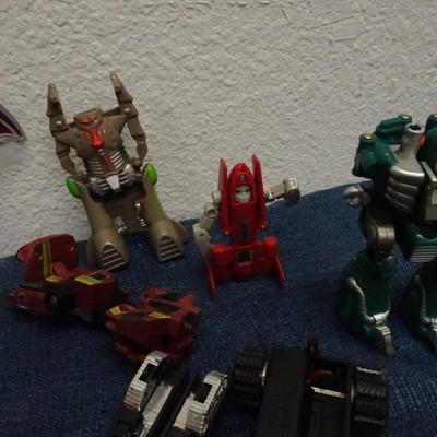 LOT 142. TRANSFORMERS AND TRANSFORMER TYPE TOYS