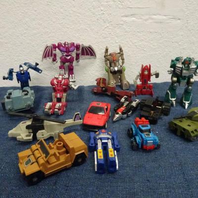 LOT 142. TRANSFORMERS AND TRANSFORMER TYPE TOYS