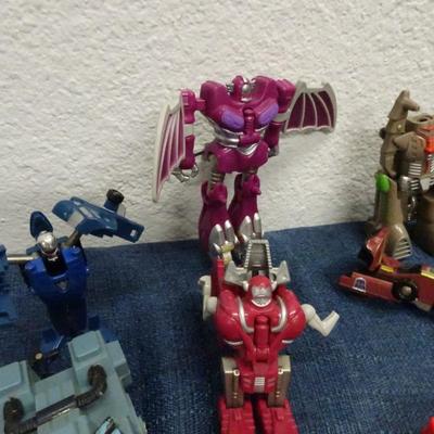 LOT 142. TRANSFORMERS AND TRANSFORMER TYPE TOYS