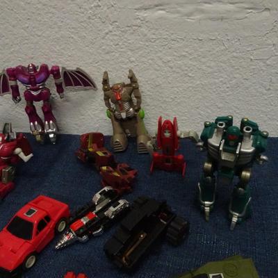 LOT 142. TRANSFORMERS AND TRANSFORMER TYPE TOYS