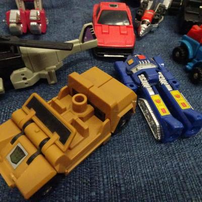 LOT 142. TRANSFORMERS AND TRANSFORMER TYPE TOYS