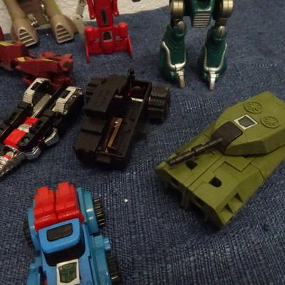 LOT 142. TRANSFORMERS AND TRANSFORMER TYPE TOYS