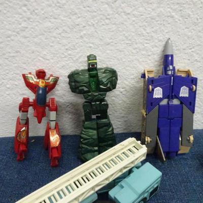 LOT 143. TRANSFORMERS AND TRANSFORMER TYPE TOYS