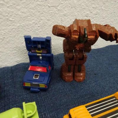 LOT 143. TRANSFORMERS AND TRANSFORMER TYPE TOYS