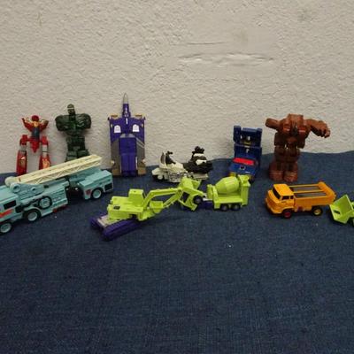 LOT 143. TRANSFORMERS AND TRANSFORMER TYPE TOYS