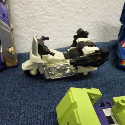 LOT 143. TRANSFORMERS AND TRANSFORMER TYPE TOYS