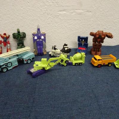 LOT 143. TRANSFORMERS AND TRANSFORMER TYPE TOYS