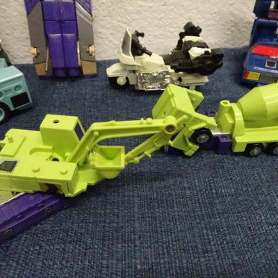 LOT 143. TRANSFORMERS AND TRANSFORMER TYPE TOYS