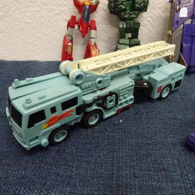 LOT 143. TRANSFORMERS AND TRANSFORMER TYPE TOYS