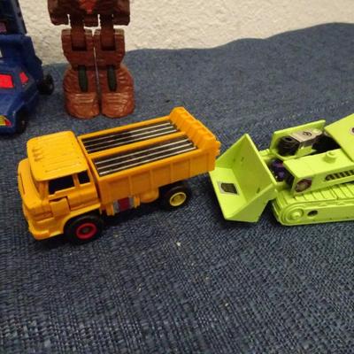 LOT 143. TRANSFORMERS AND TRANSFORMER TYPE TOYS